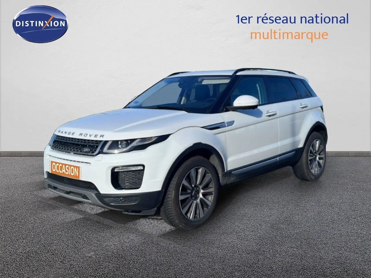 Vue 3/4 avant d'un Range Rover Evoque blanc de 2017 avec jantes alliage bicolores et toit noir.