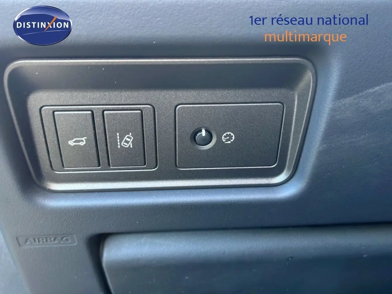 Panneau de commandes côté conducteur du Range Rover Evoque blanc, avec boutons d'ouverture hayon et régulateur de vitesse.