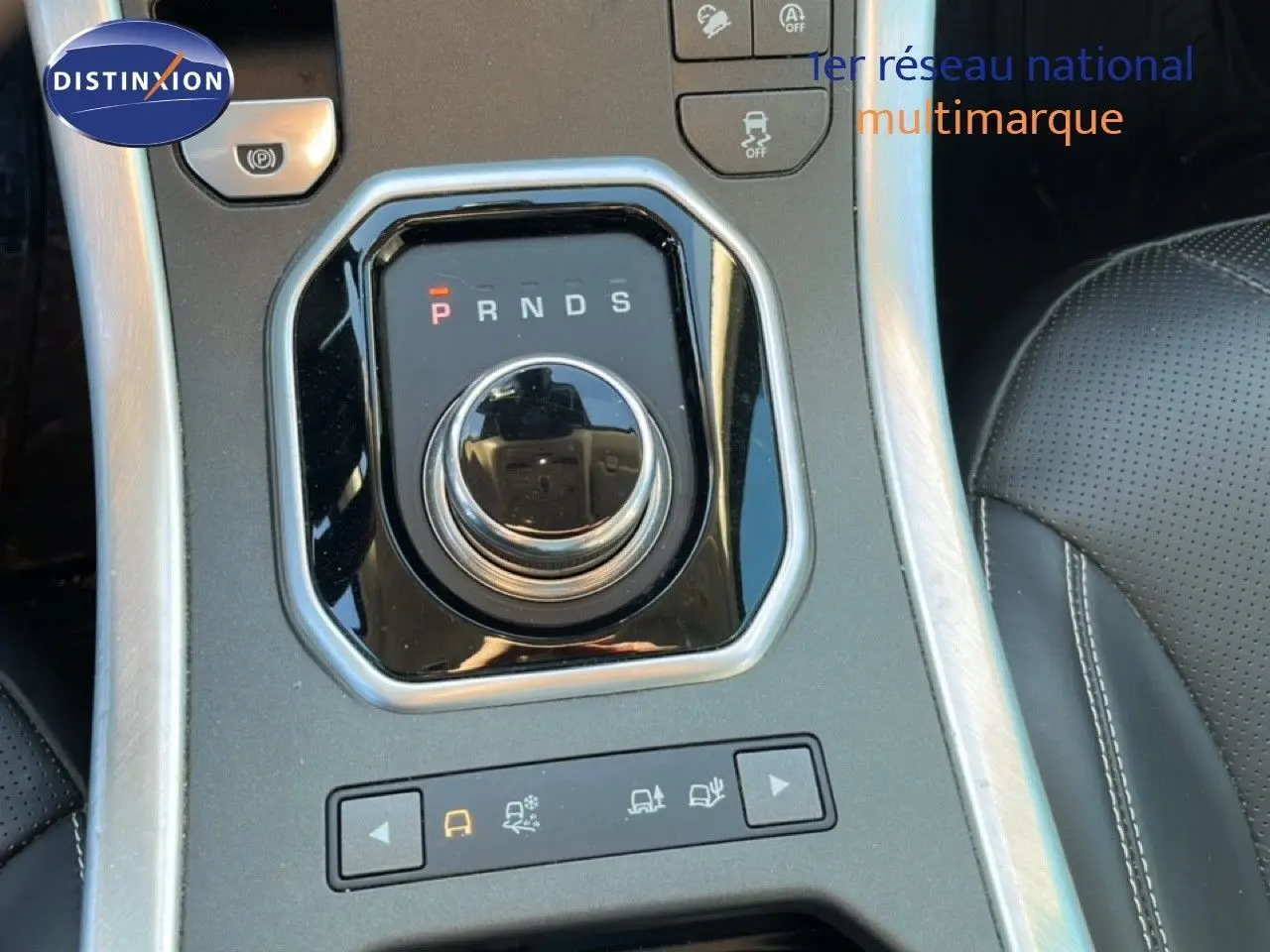 Gros plan sur la molette de sélection de la boîte automatique du Range Rover Evoque 2017 avec sellerie cuir noir visible.