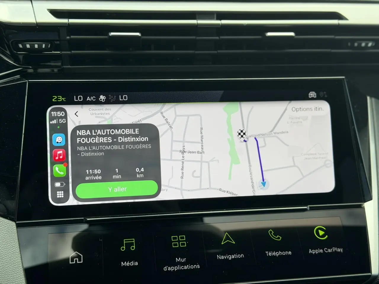 Vue rapprochée de l’écran tactile central de la Peugeot 308 gris Selenium, affichant la navigation avec Apple CarPlay.