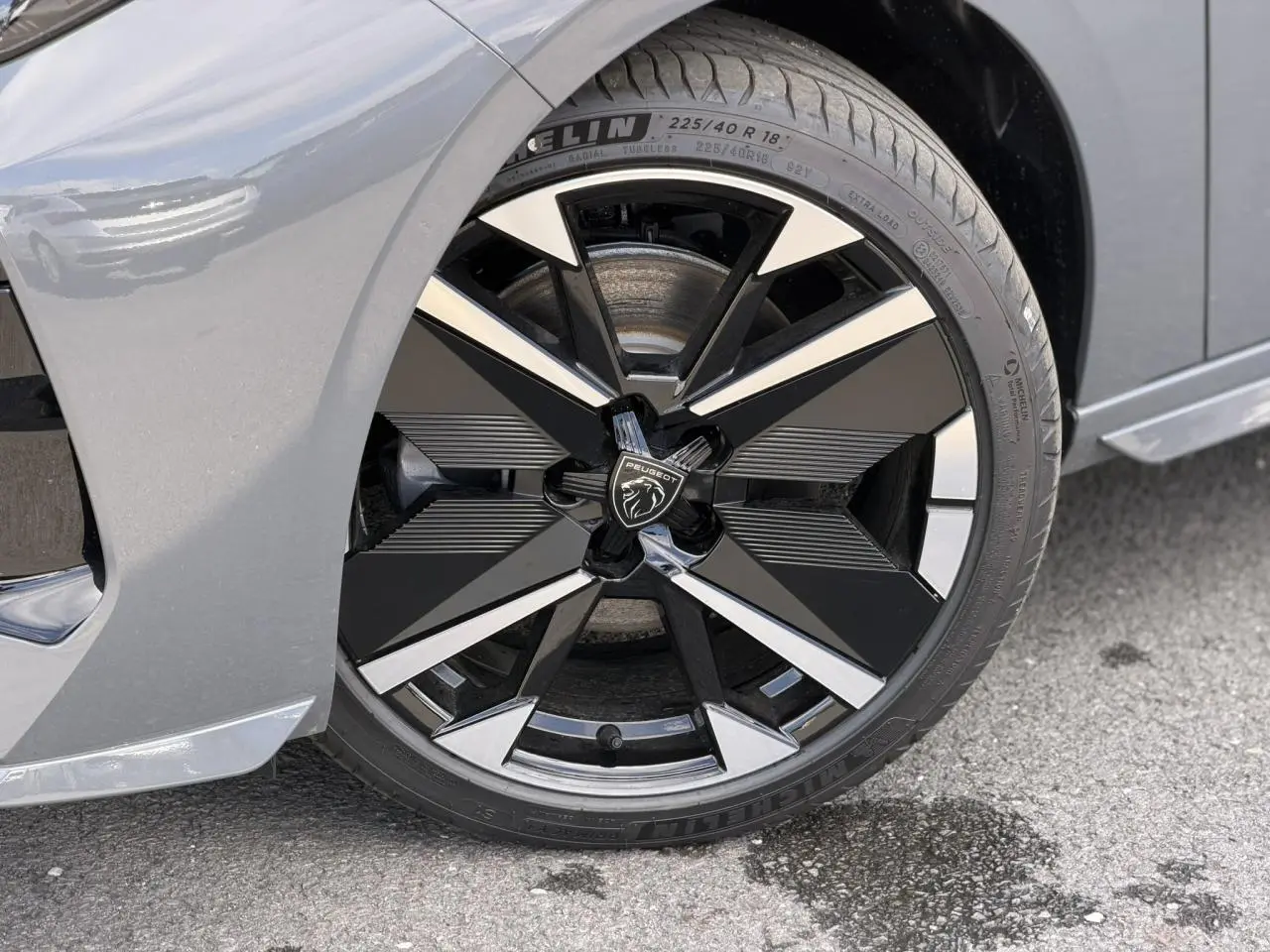 Gros plan sur la jante alliage 18" bi-tons noir et argent de la Peugeot 308 gris Selenium côté avant droit.