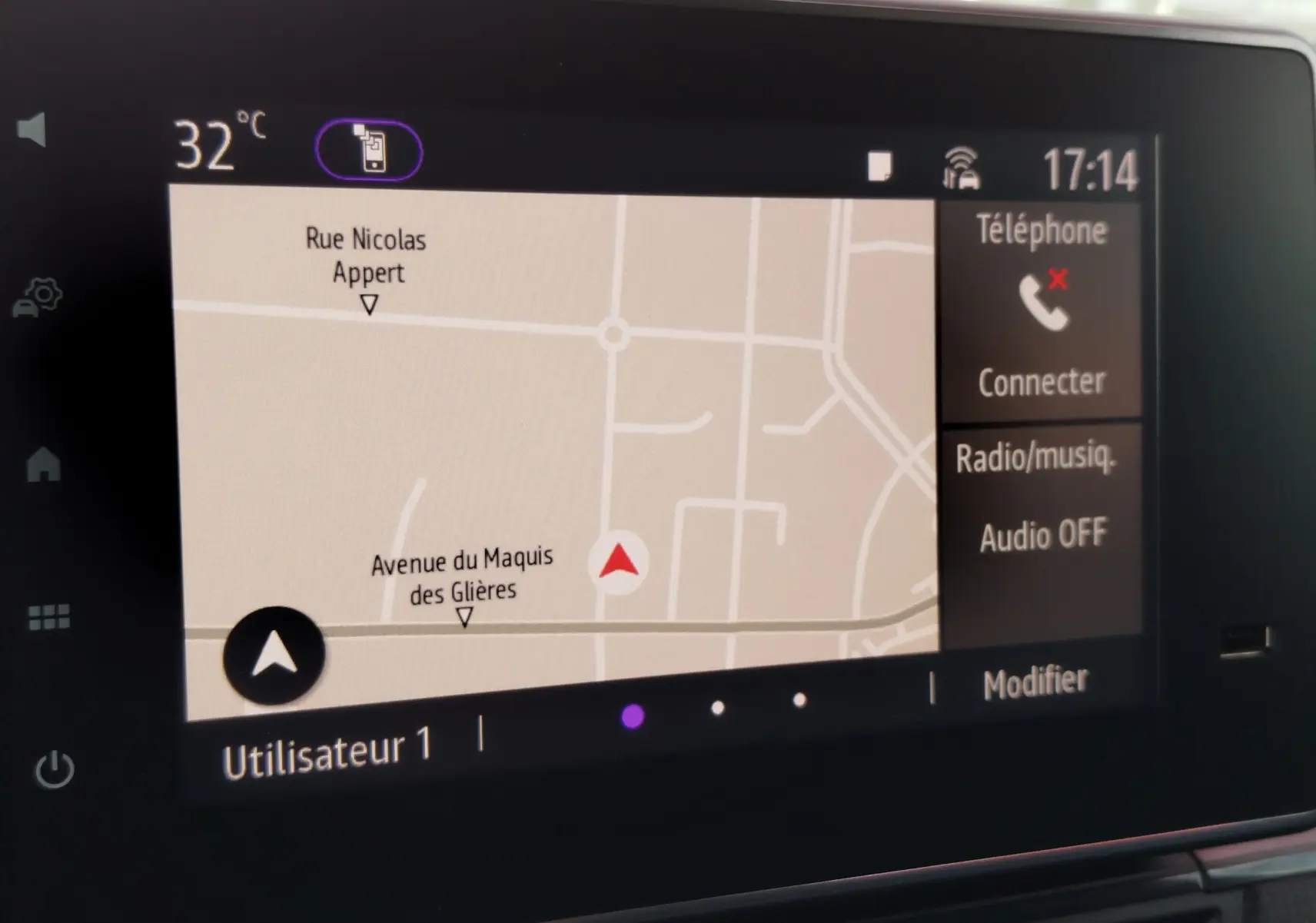 Écran tactile du système de navigation du Renault Kangoo 2023 affichant une carte et les options téléphone et radio.