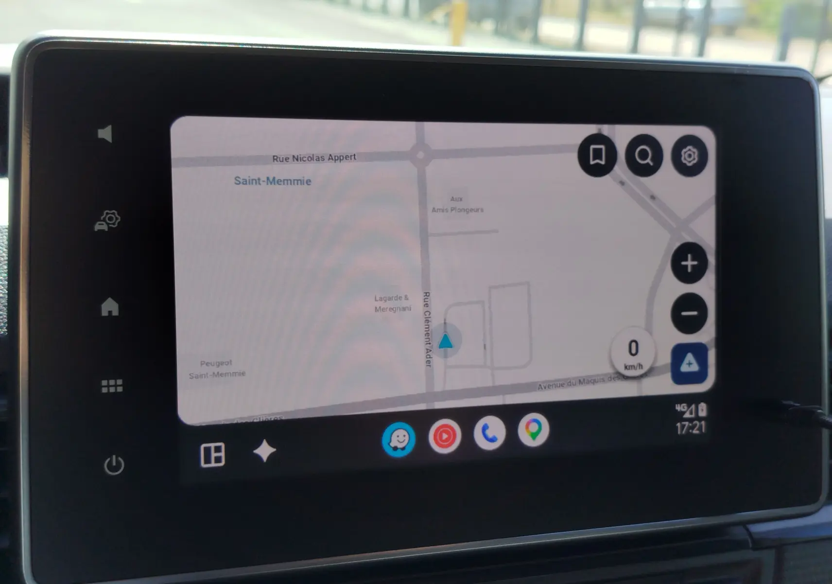 Écran tactile intérieur du Renault Kangoo 2023 montrant la navigation GPS avec interface moderne et icônes colorées.