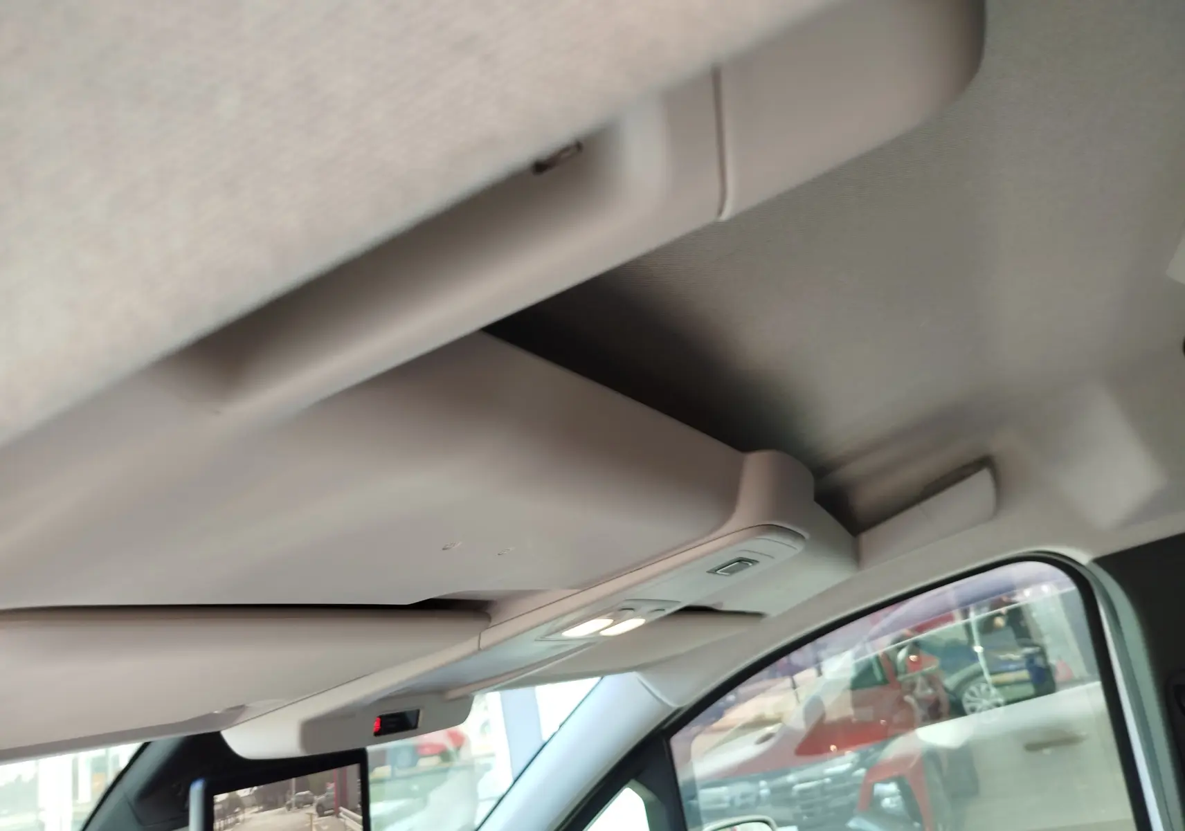 Détail intérieur du plafond et du miroir de surveillance du Renault Kangoo 2023, vue côté conducteur.