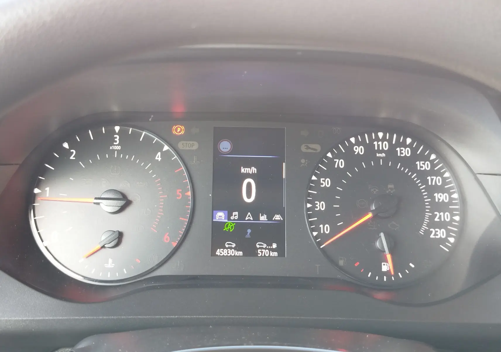Vue rapprochée du tableau de bord du Renault Kangoo 2023, affichant le compteur à 0 km/h et le compte-tour.