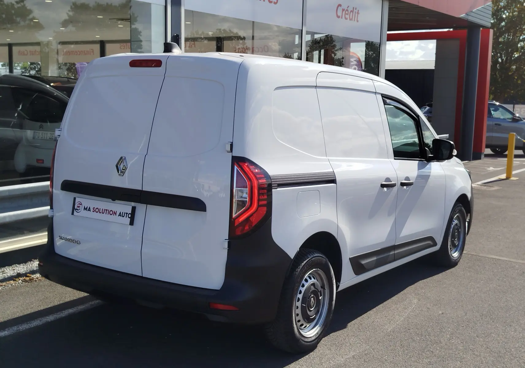 Vue 3/4 arrière droite d’un Renault Kangoo blanc Minéral utilitaire avec feux arrière LED et jantes acier.
