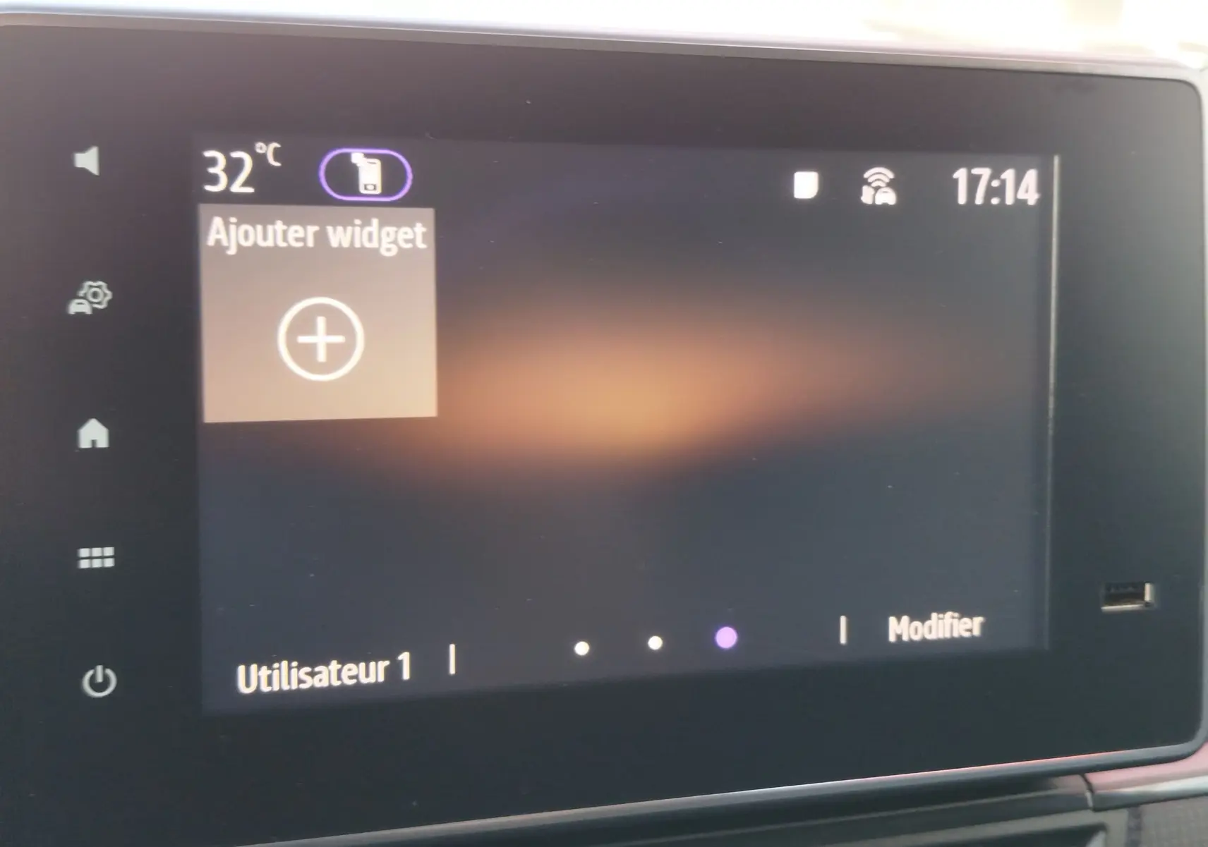 Écran tactile central du Renault Kangoo 2023 affichant l'interface de personnalisation des widgets, intérieur gris.