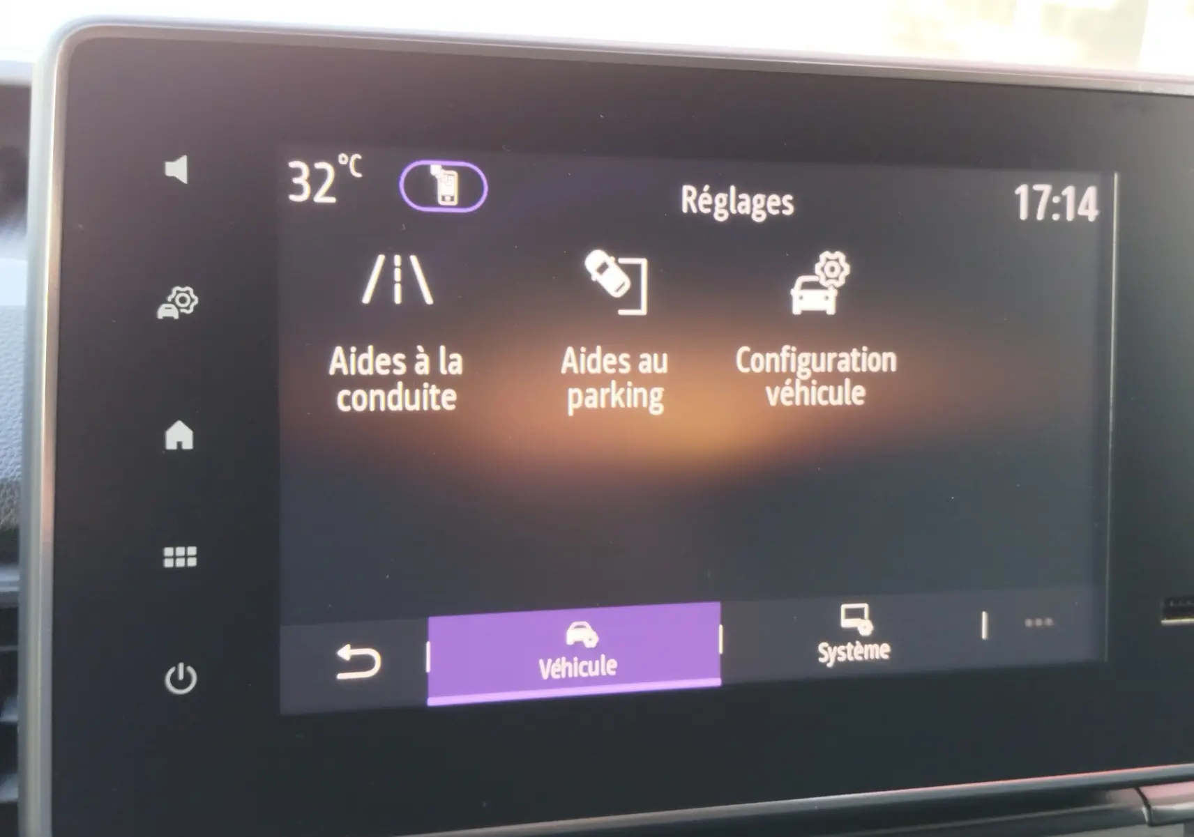 Écran tactile central du Renault Kangoo 2023 affichant les réglages d’aides à la conduite, parking et configuration véhicule.