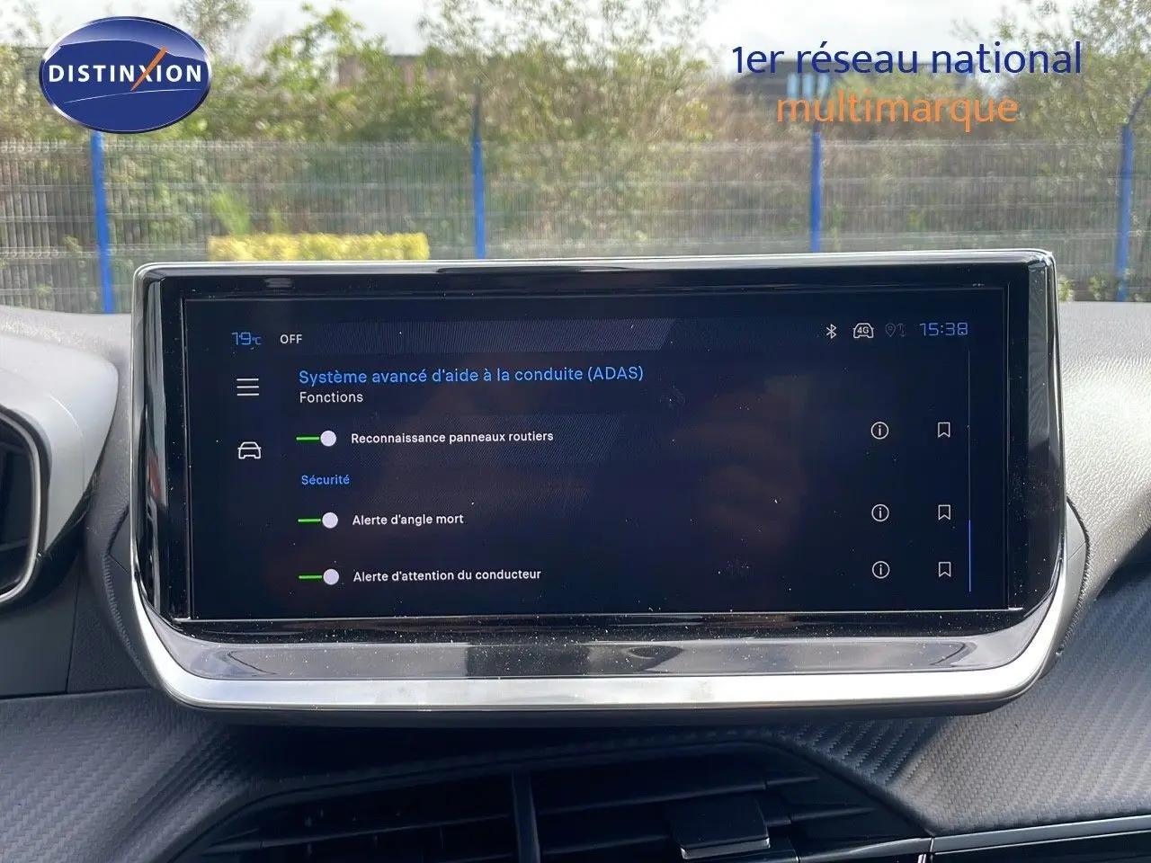 Écran tactile central du Peugeot 2008 2025 affichant les aides avancées à la conduite dans un intérieur moderne.