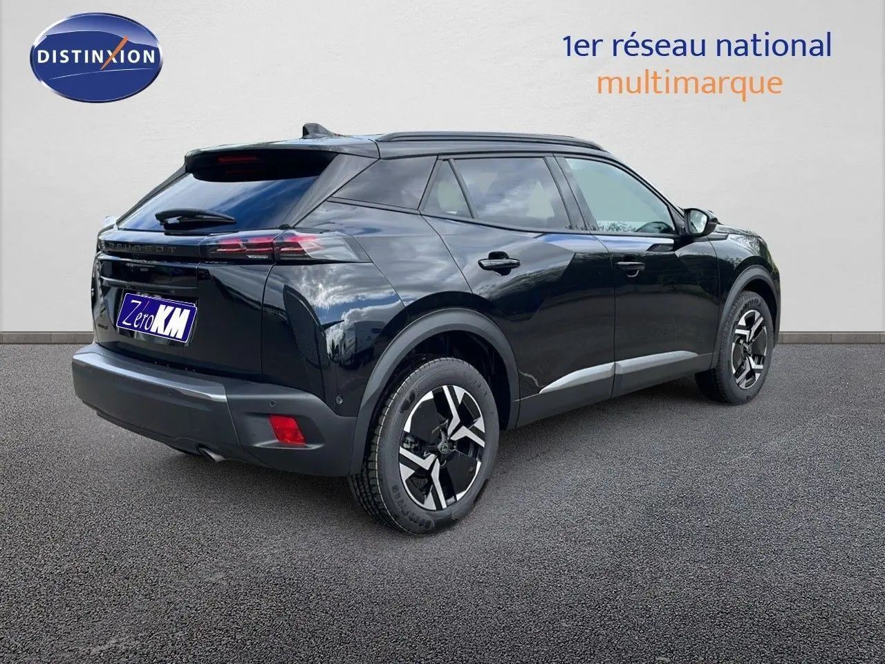 Peugeot 2008 noir perla metal vu en 3/4 arrière droit, soulignant ses jantes bicolores et lignes modernes.