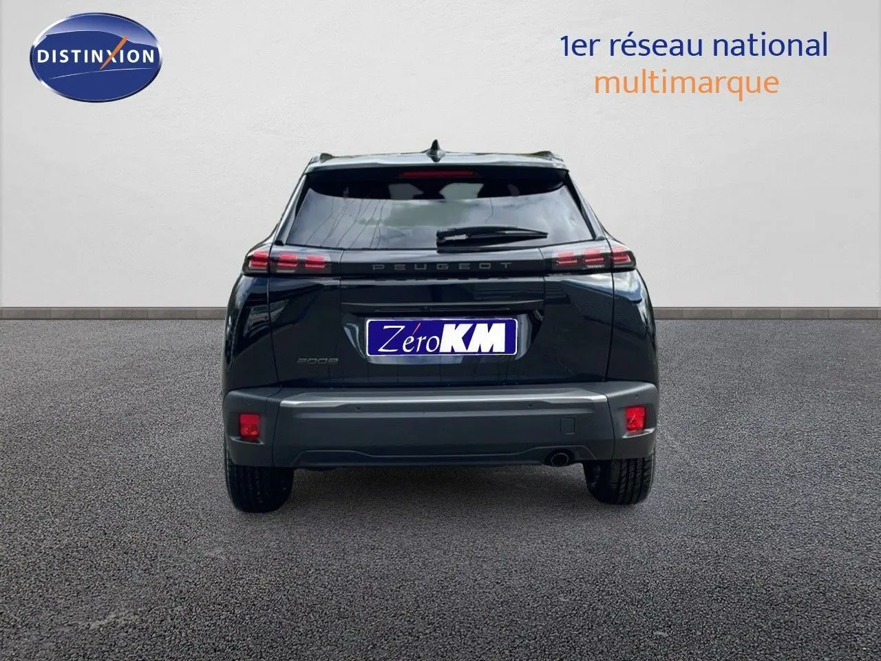 Vue arrière du Peugeot 2008 noir perla metal 2025 avec feux LED et plaque Zéro KM visible.