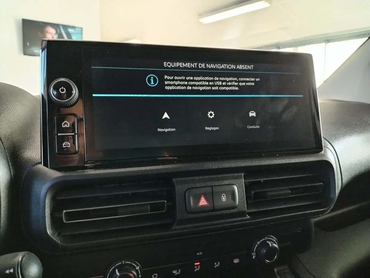Écran tactile central du tableau de bord du Citroën Berlingo gris acier, affichant un message d'absence de navigation.