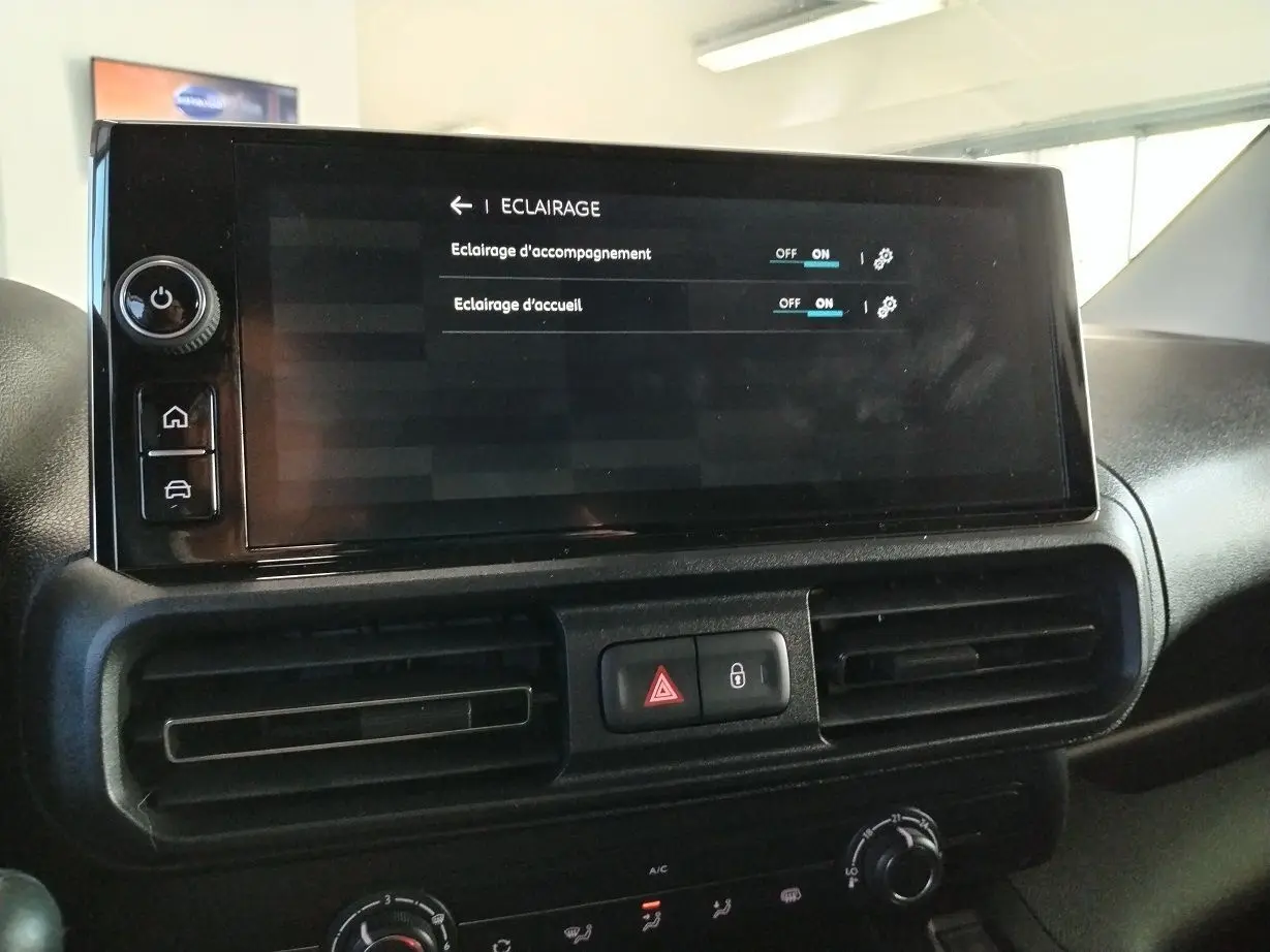 Écran tactile central affichant les réglages d'éclairage du Citroën Berlingo Van 2025, intérieur noir.
