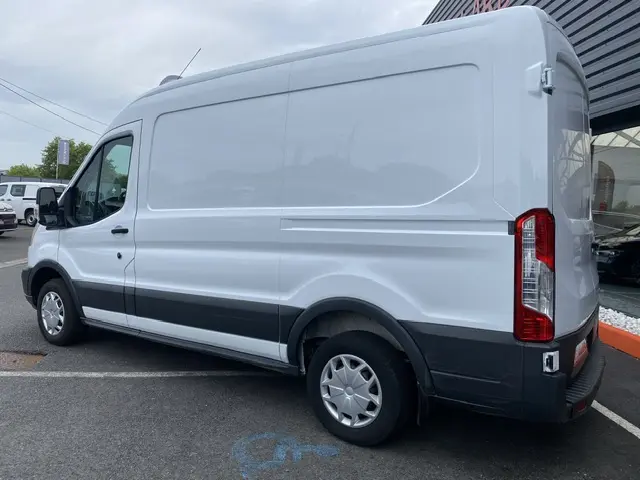 Vue de profil côté gauche d'un fourgon Ford Transit blanc avec bande noire et porte latérale coulissante.