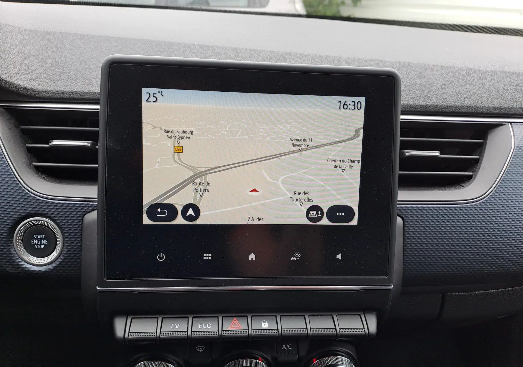 Écran tactile central du tableau de bord du Renault Arkana bleu Zanzibar, affichant la navigation GPS à 16h30.