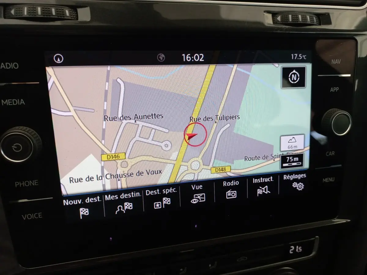 Écran tactile central de la Volkswagen Golf 2019 affichant la navigation avec carte et commandes autour.