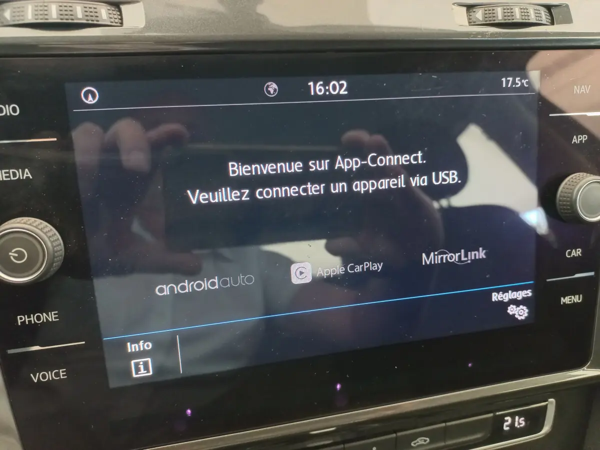 Écran tactile central de la Volkswagen Golf gris foncé 2019 affichant App-Connect avec options Apple CarPlay et Android Auto.