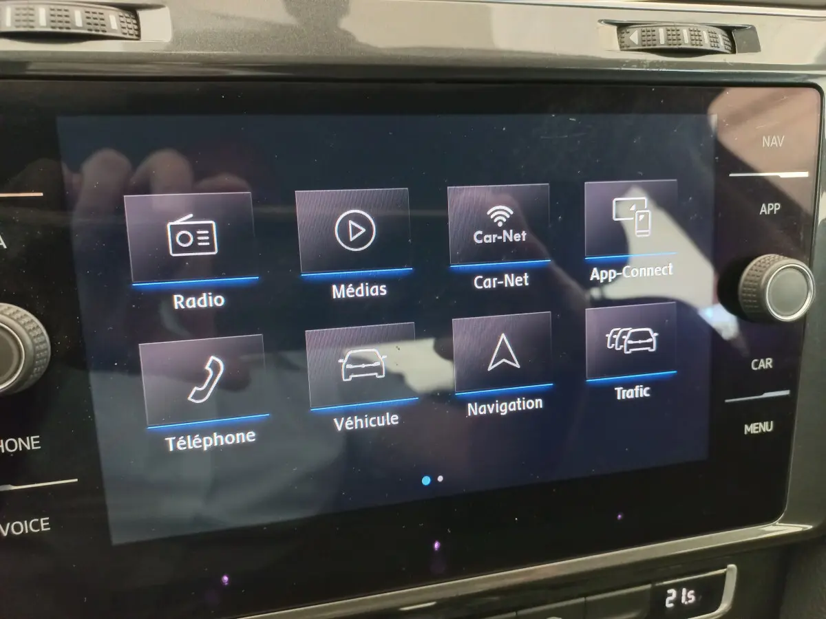 Écran tactile central de la Volkswagen Golf gris foncé 2019 affichant les options multimédias et navigation
