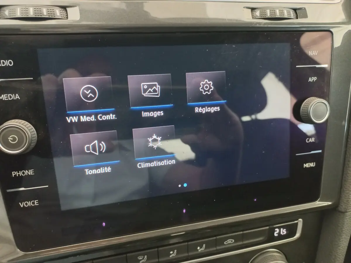 Écran tactile central de la Volkswagen Golf gris foncé 2019 affichant les réglages multimédia et climatisation.