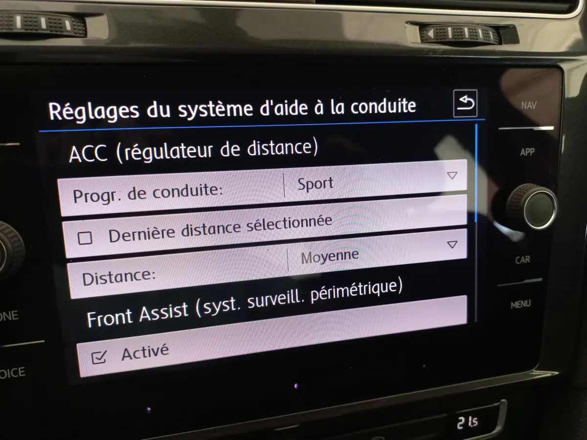 Écran tactile intérieur de la Volkswagen Golf gris foncé 2019 affichant les réglages d'aide à la conduite.