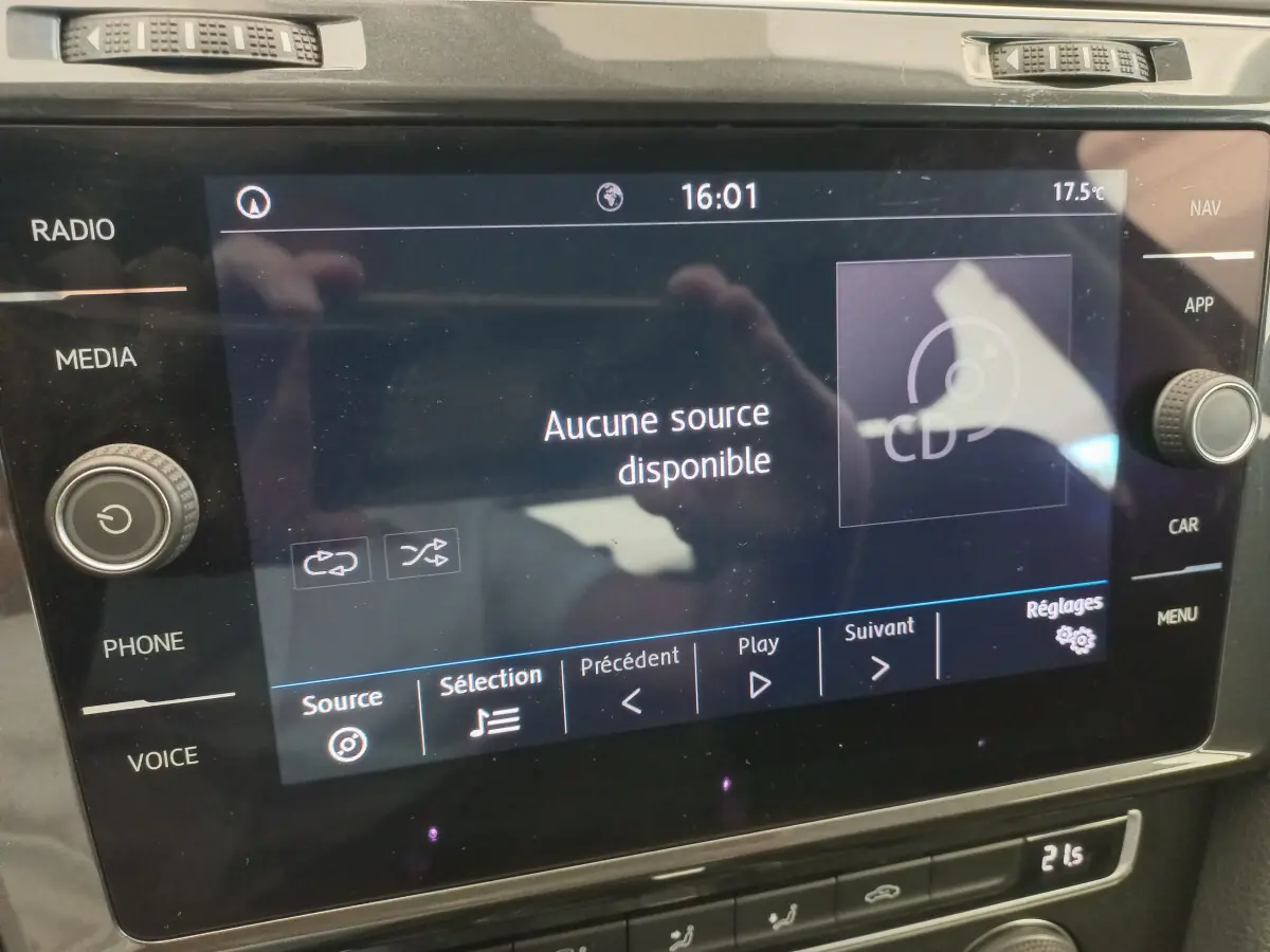 Écran tactile central du système multimédia de la Volkswagen Golf gris foncé, affichant "Aucune source disponible".