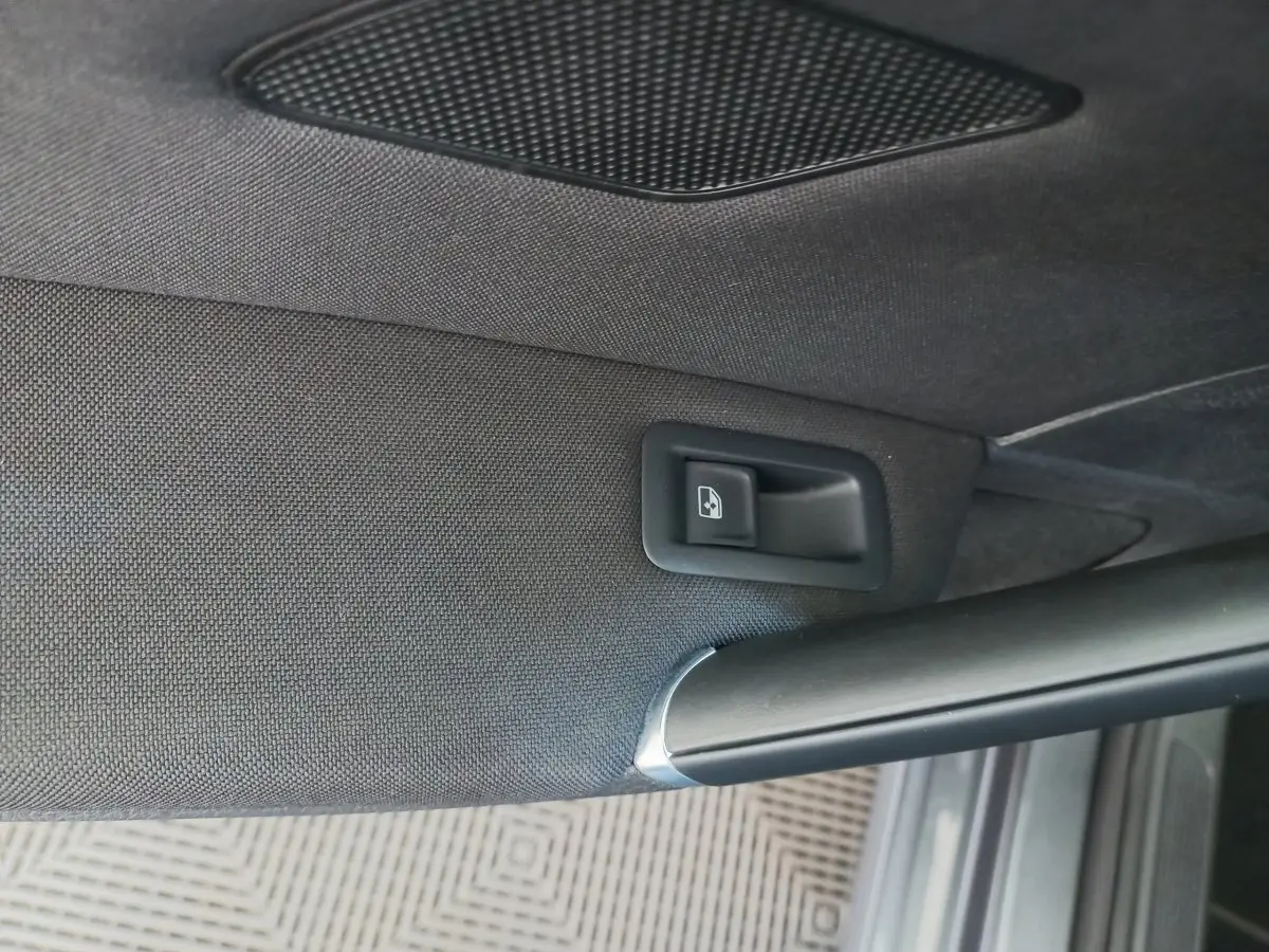Détail de la poignée intérieure de porte côté gauche d'une Volkswagen Golf gris foncé, version 2019 Confort Business.
