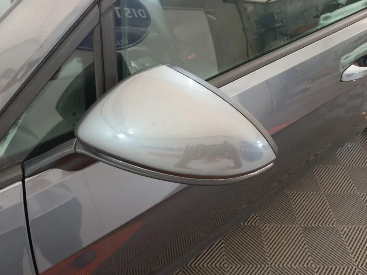 Rétroviseur côté gauche gris foncé de la Volkswagen Golf 1.0 TSI 115 DSG7 Confort Business, vue rapprochée sur porte avant.