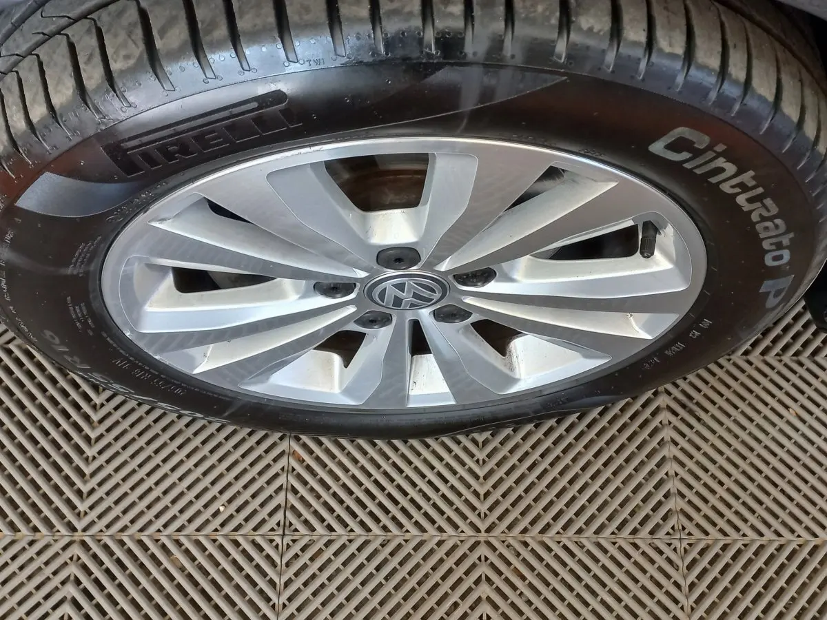 Gros plan sur la jante alliage argentée et pneu Pirelli Cinturato d'une Volkswagen Golf gris foncé.