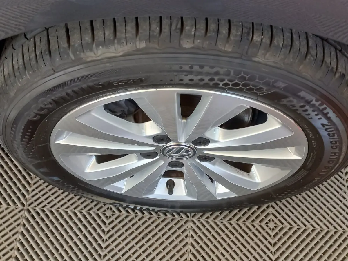 Gros plan sur la jante alliage argentée et pneu d'une Volkswagen Golf gris foncé de 2019.