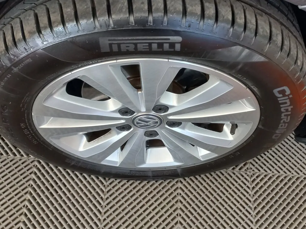 Gros plan sur la jante alliage argentée et pneu Pirelli Cinturato d'une Volkswagen Golf gris foncé de 2019.