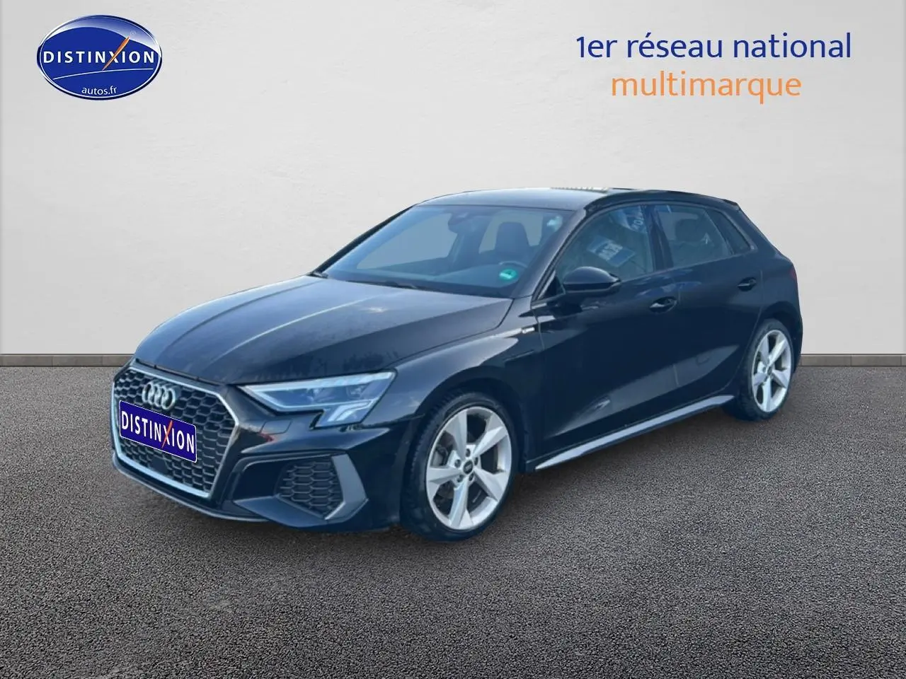 Audi A3 Sportback noir vue en 3/4 avant droit, mettant en valeur sa calandre hexagonale et ses jantes 5 branches.