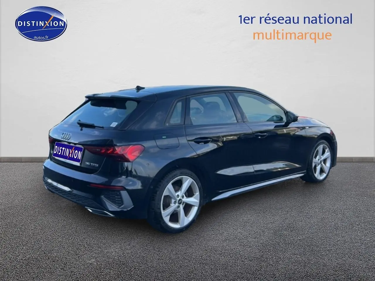 Audi A3 Sportback noir vue 3/4 arrière côté droit avec jantes 18 pouces et feux LED distinctifs.