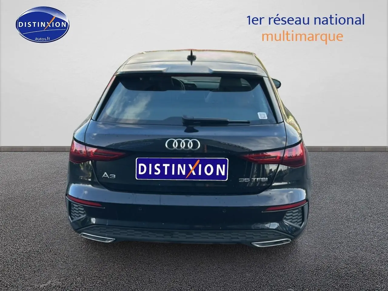 Vue arrière d'une Audi A3 Sportback noire 2024 avec feux LED et double sortie d'échappement chromée.