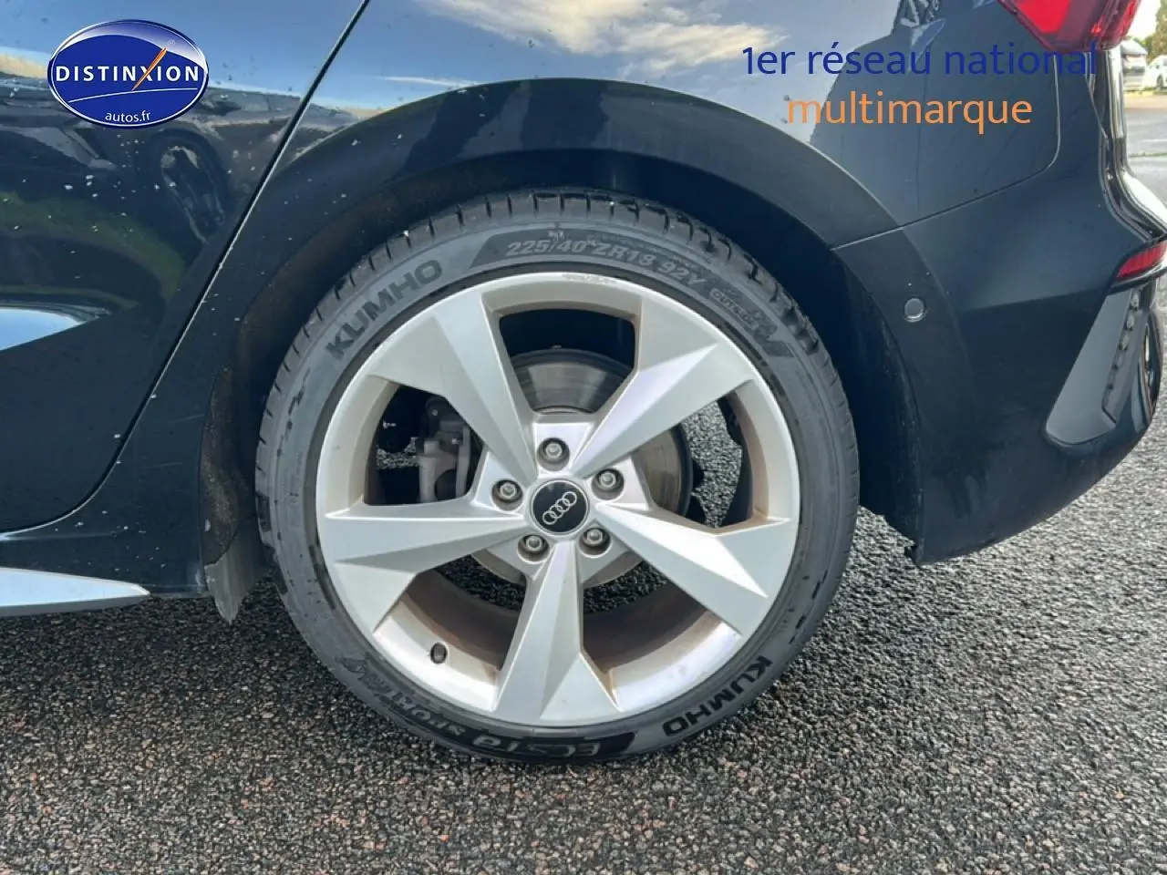 Gros plan sur la roue arrière droite noire d'une Audi A3 Sportback 2024 avec jante argentée à 5 branches.