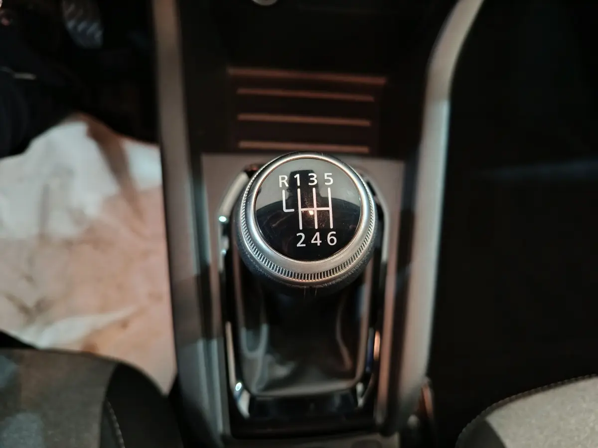 Le levier de vitesses manuel de la Renault Clio Evolution Blue dCi 100 2025 vu de dessus, avec marquage clair des rapports.