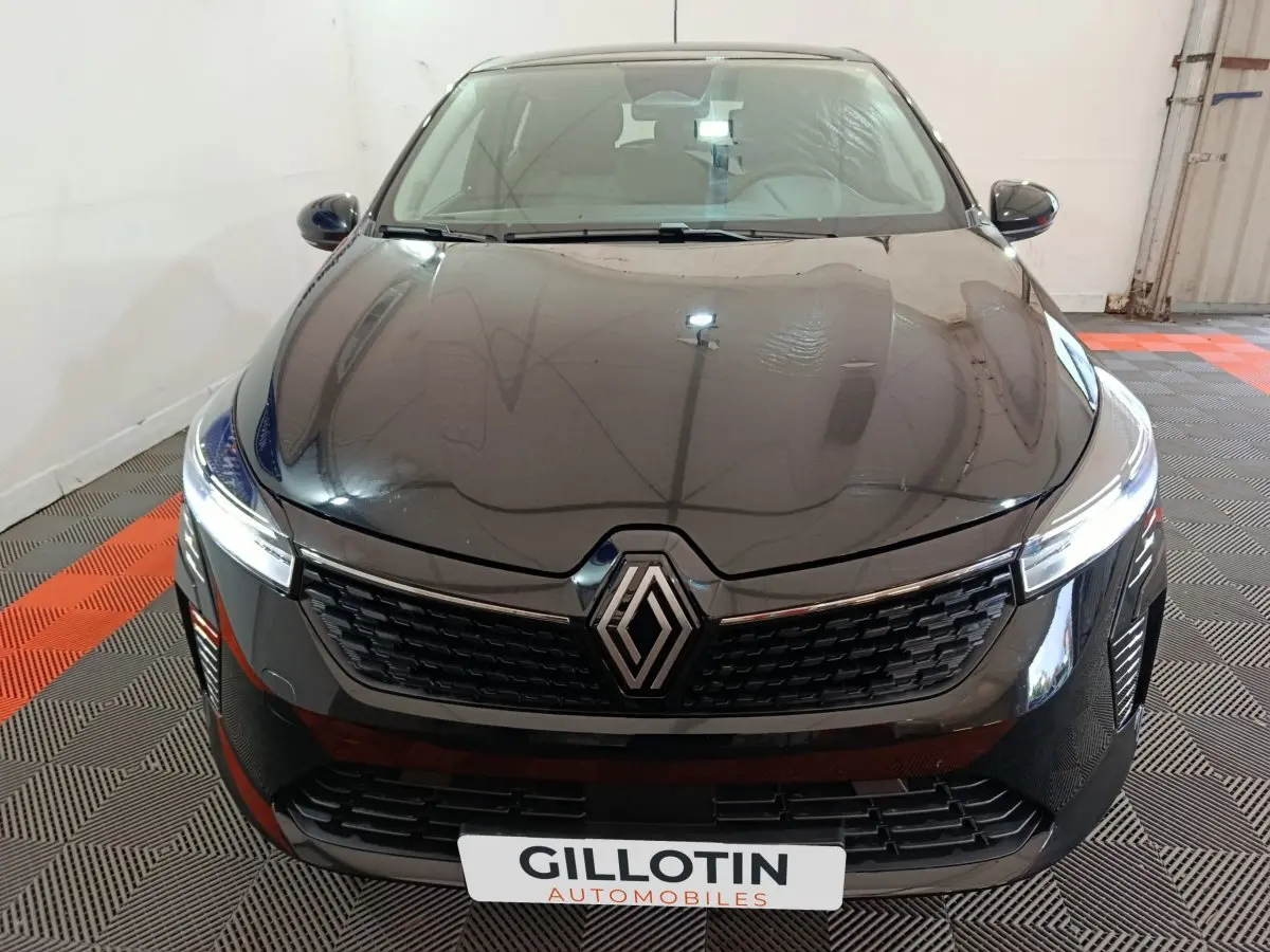 Vue frontale d'une Renault Clio Evolution Blue dCi 100 noire, avec calandre noire et logo Renault bien visible.