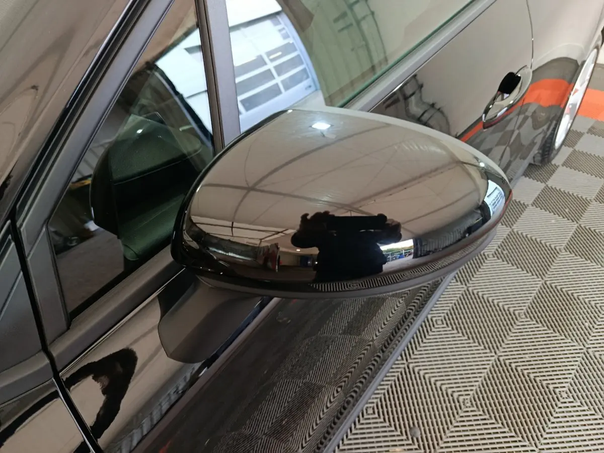 Rétroviseur côté conducteur noir brillant de la Renault Clio Evolution Blue dCi 100 vue de près, angle avant gauche.