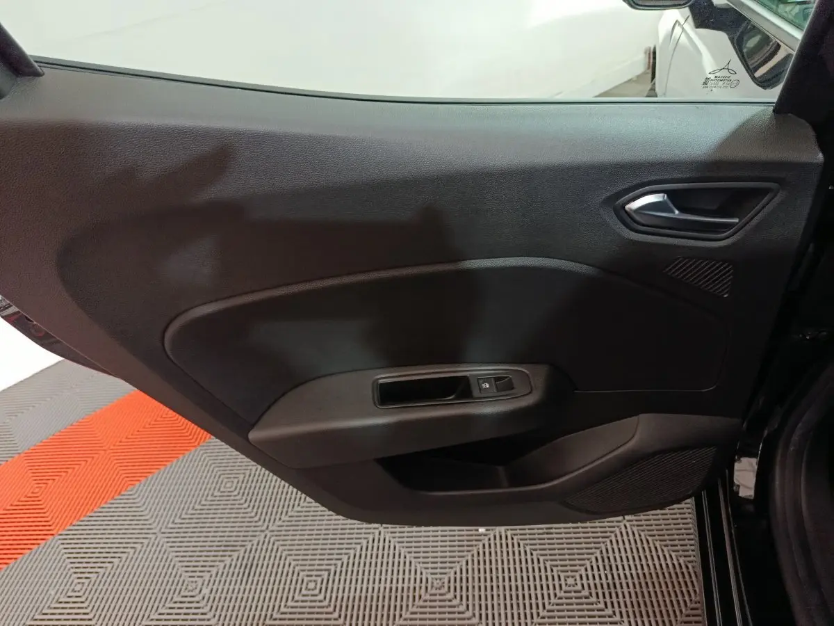 Porte intérieure côté gauche noire de Renault Clio Evolution Blue dCi 100 2025 avec poignée et commande de vitre électrique.