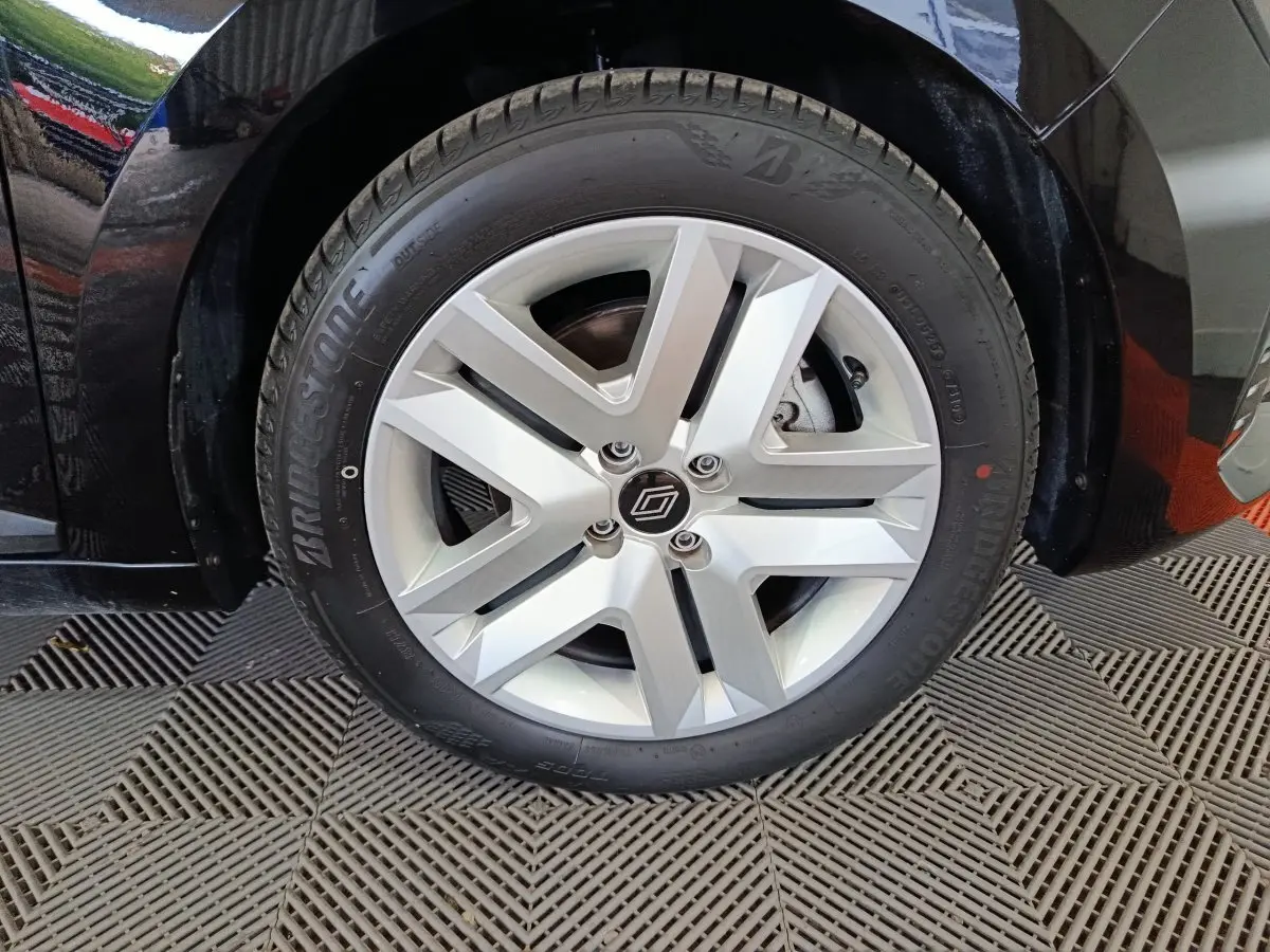 Gros plan sur la roue avant gauche d'une Renault Clio Evolution Blue dCi 100 2025 avec jante argentée et pneu Bridgestone.