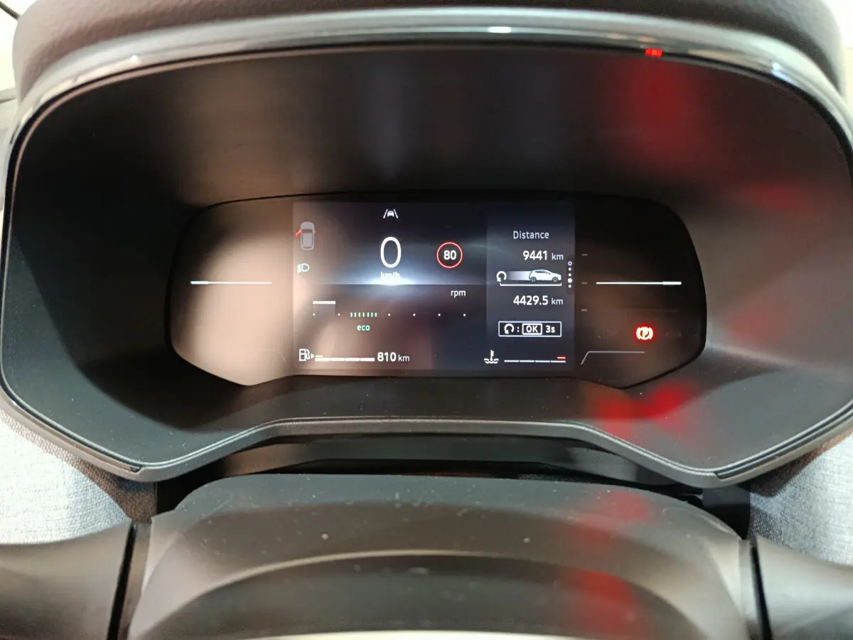 Affichage numérique du combiné d'instruments de la Renault Clio Evolution Blue dCi 100, vue frontale du tableau de bord.