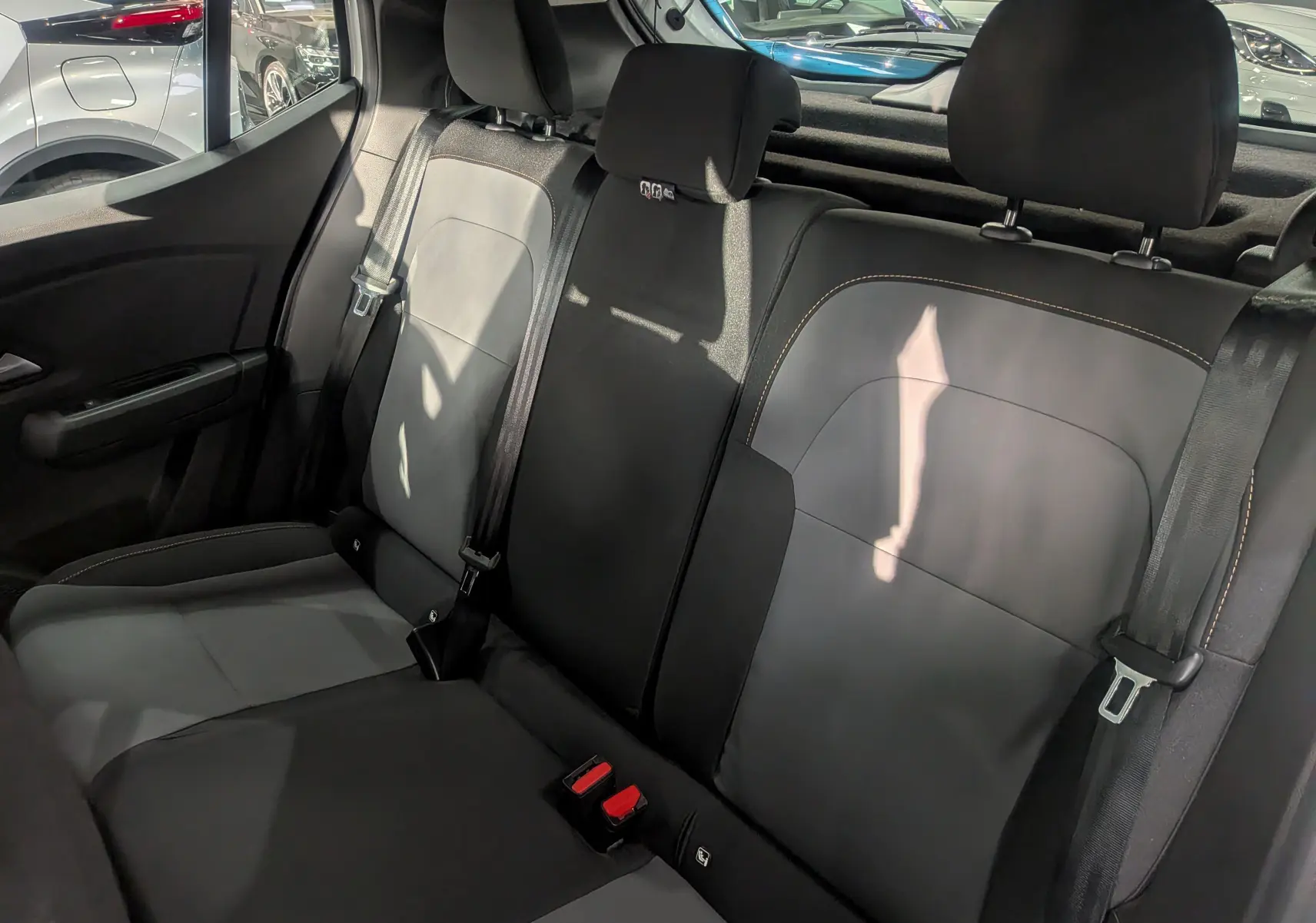 Vue intérieure des sièges arrière en tissu noir et gris du Dacia Sandero Stepway TCe 110 blanc glacier 2025.