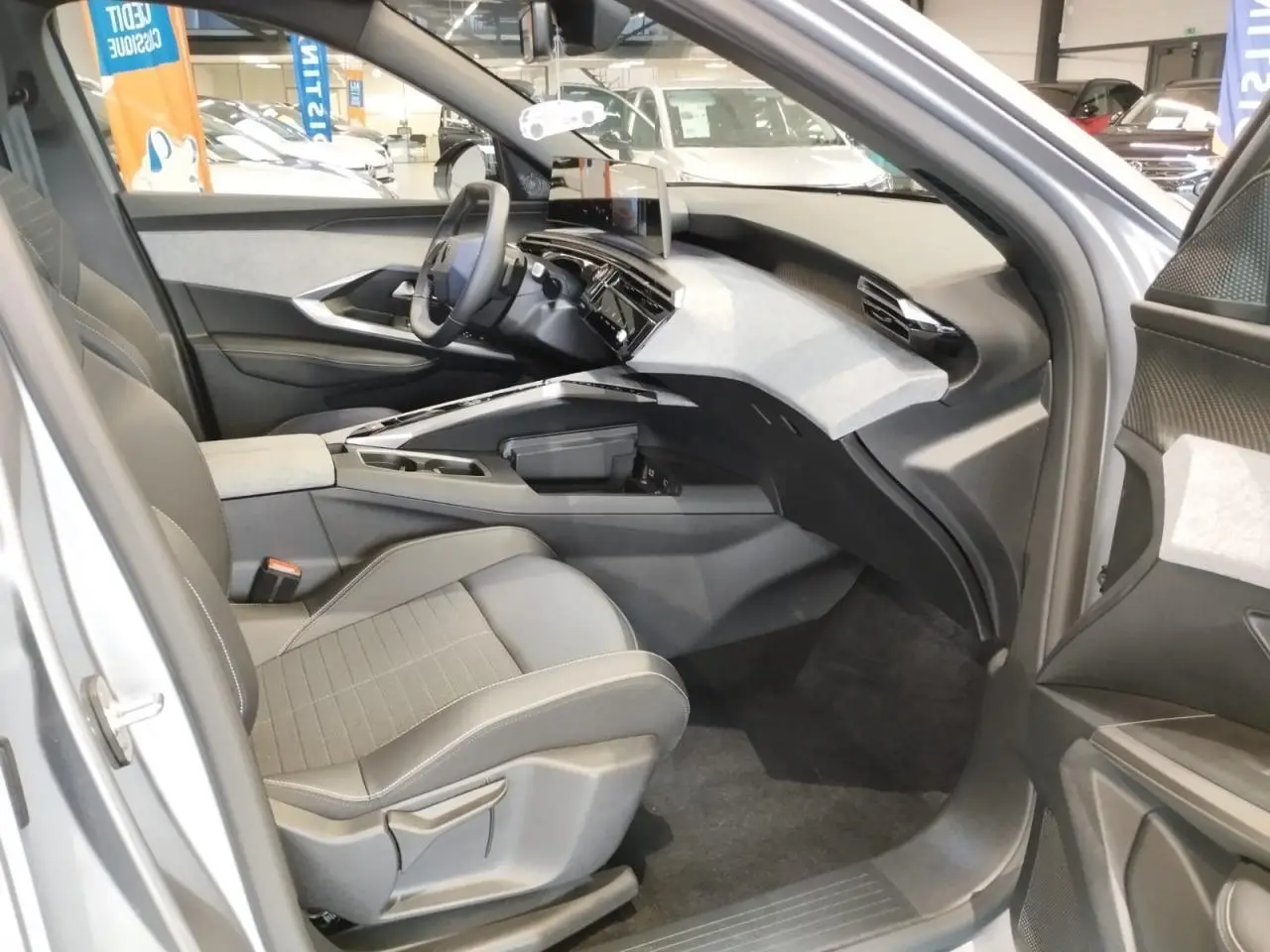 Intérieur côté conducteur du Peugeot 3008 gris Artense 2024 avec i-Cockpit panoramique et écran incurvé flottant.