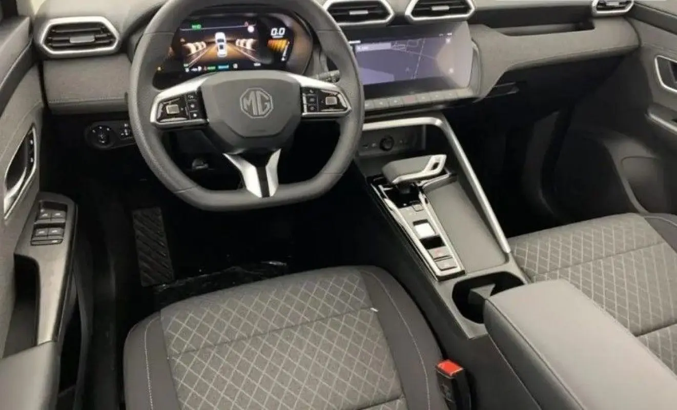 MG ZS 1.5L Hybrid+ noir Pebble Black, vue 3/4 avant droit devant un bâtiment commercial Distinxion.