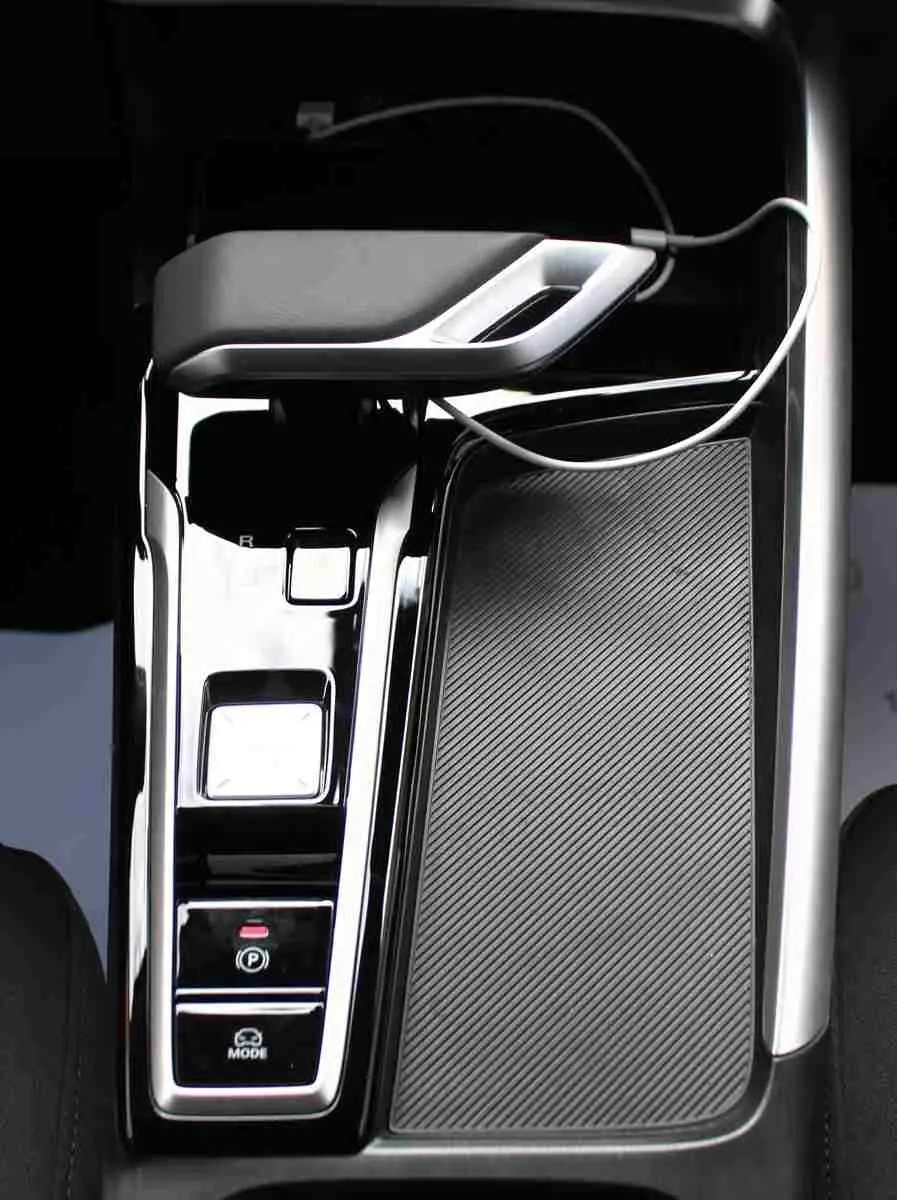 Écran tactile central du MG ZS 2026 en Pebble Black, affichant navigation, radio, climatisation et connectivité smartphone.