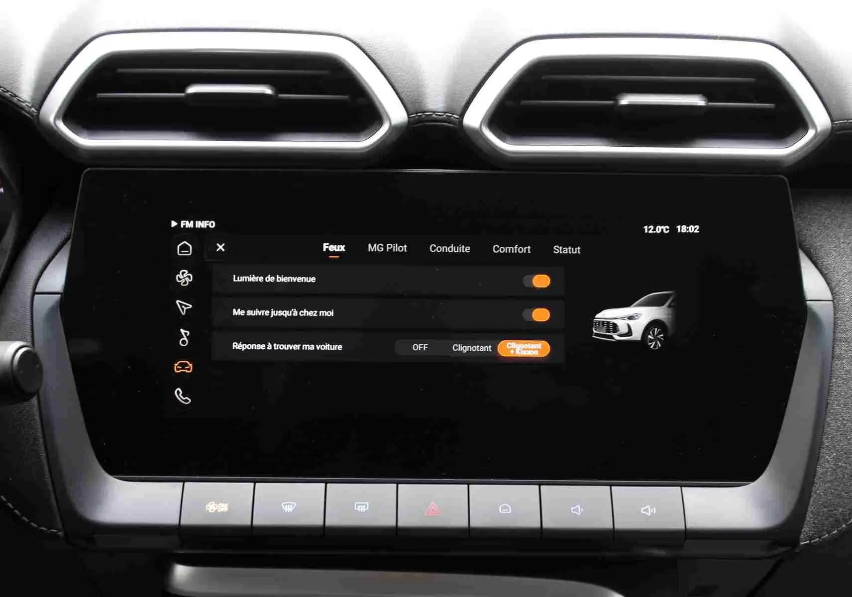 Écran tactile central du MG ZS 2026 affichant les réglages du système d'assistance MG Pilot, entouré de la console noire.