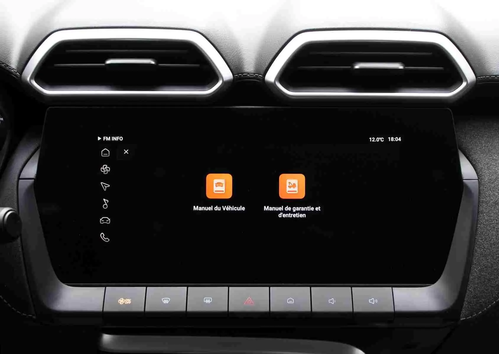 Gros plan sur le bouton de réglage des rétroviseurs et de l’éclairage du tableau de bord dans un MG ZS Pebble Black 2026.