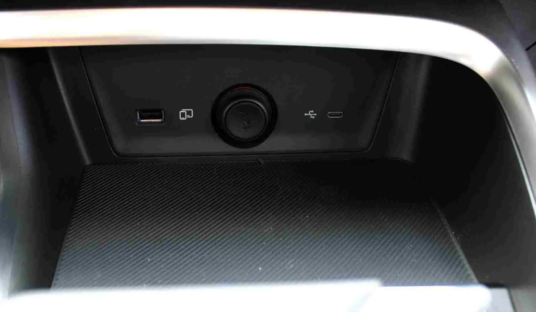 Gros plan sur le volant perforé et les commandes tactiles du MG ZS 1.5L Hybrid+ 2026, intérieur noir avec écran tactile.