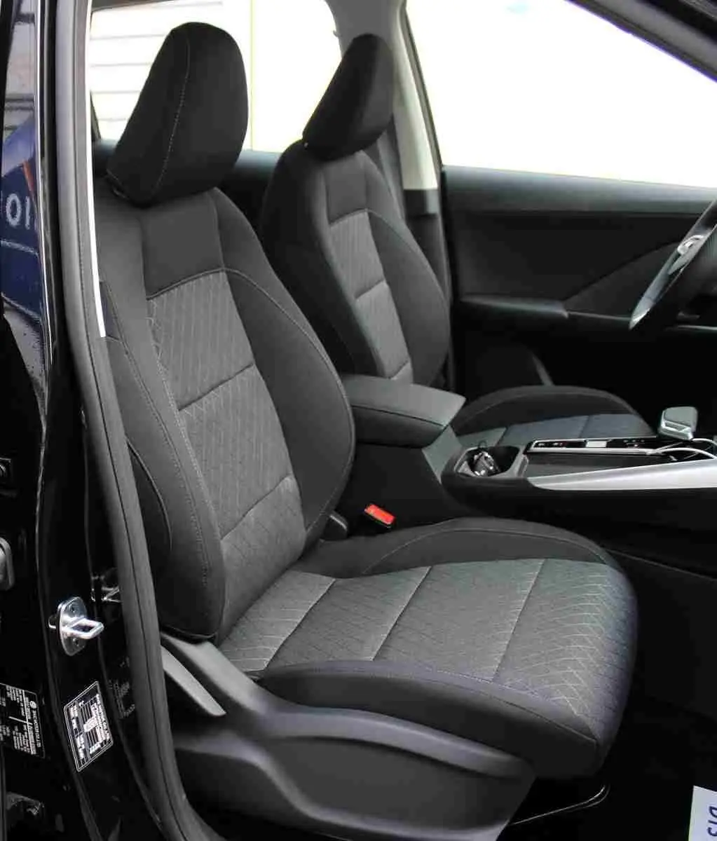 Vue arrière du coffre ouvert d'un MG ZS 1.5L HYBRID+ 197 ch en Pebble Black Metal, avec feux arrière allumés.