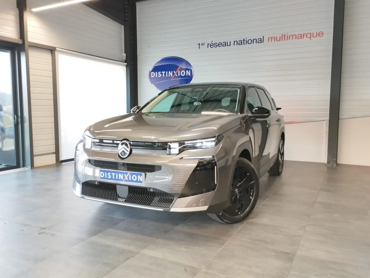 Citroën C5 Aircross gris platine en 3/4 avant droit avec jantes noires et calandre noir brillant.