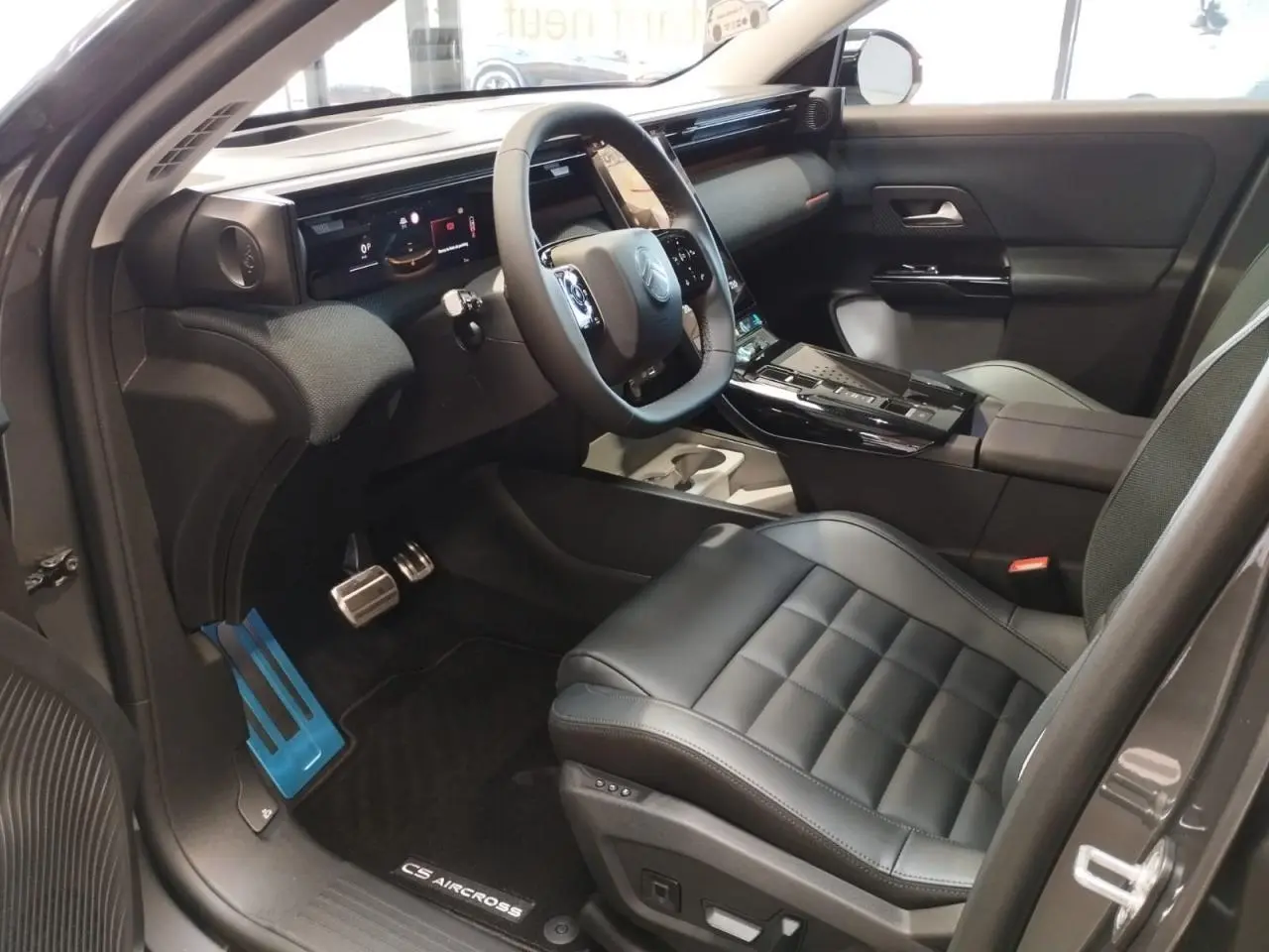Intérieur avant droit du Citroën C5 Aircross gris platine, siège cuir noir matelassé et tableau de bord moderne.